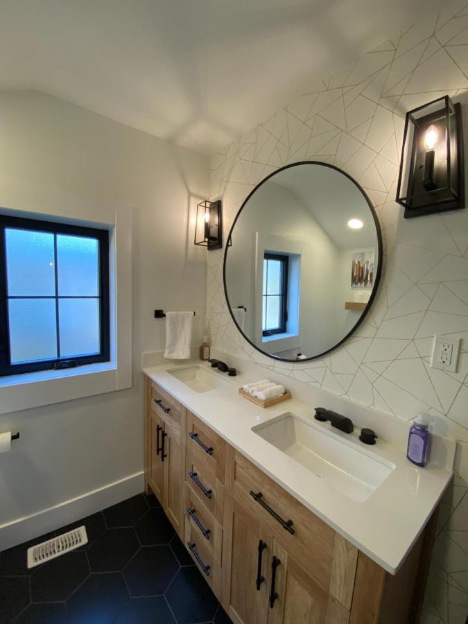 Stylish Downtown Kingsville Getaway With Putting Green, Firepit & Games 외부 사진